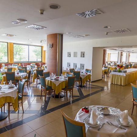 Hotel Atlas Alba Adriatica Bagian luar foto