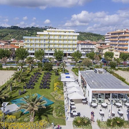 Hotel Atlas Alba Adriatica Bagian luar foto