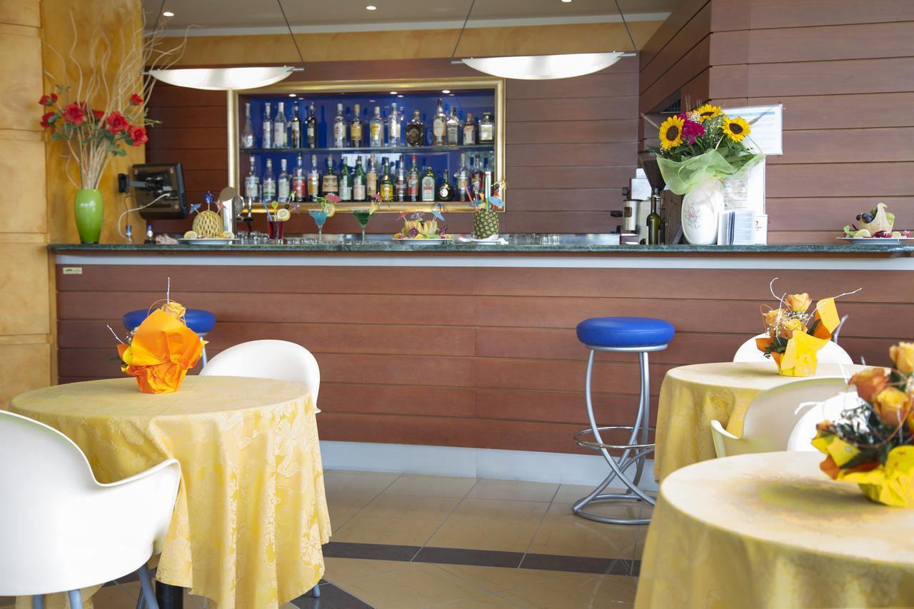 Hotel Atlas Alba Adriatica Bagian luar foto