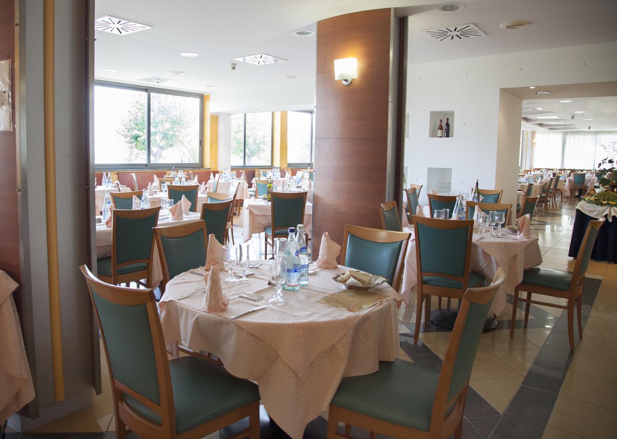 Hotel Atlas Alba Adriatica Bagian luar foto