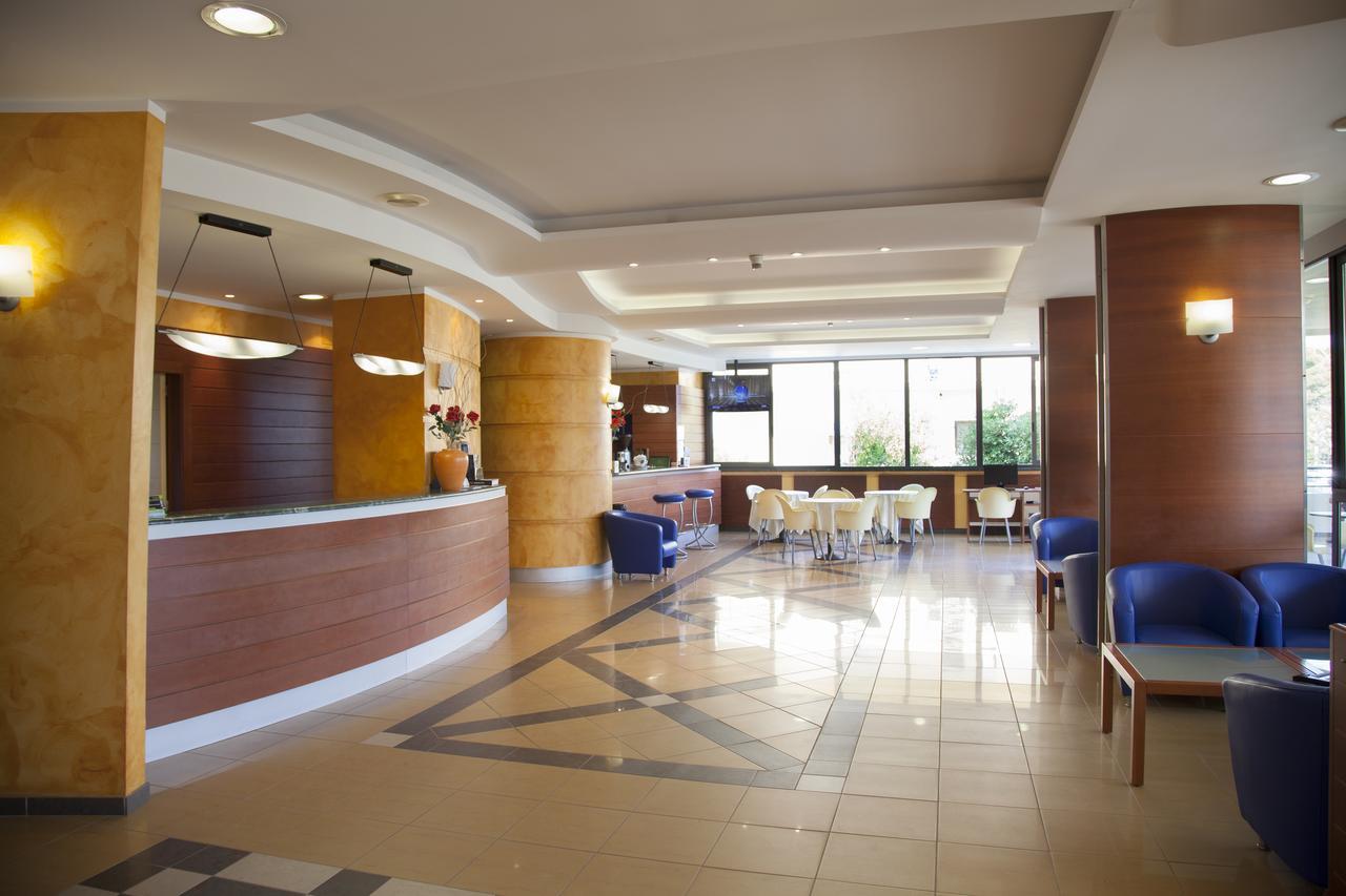 Hotel Atlas Alba Adriatica Bagian luar foto