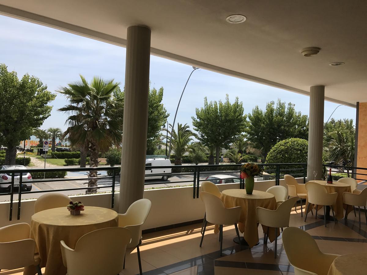 Hotel Atlas Alba Adriatica Bagian luar foto