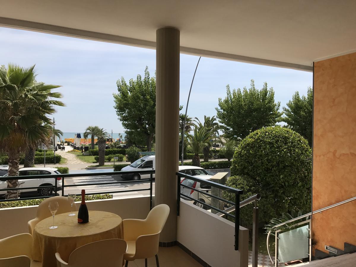 Hotel Atlas Alba Adriatica Bagian luar foto