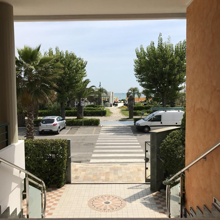 Hotel Atlas Alba Adriatica Bagian luar foto