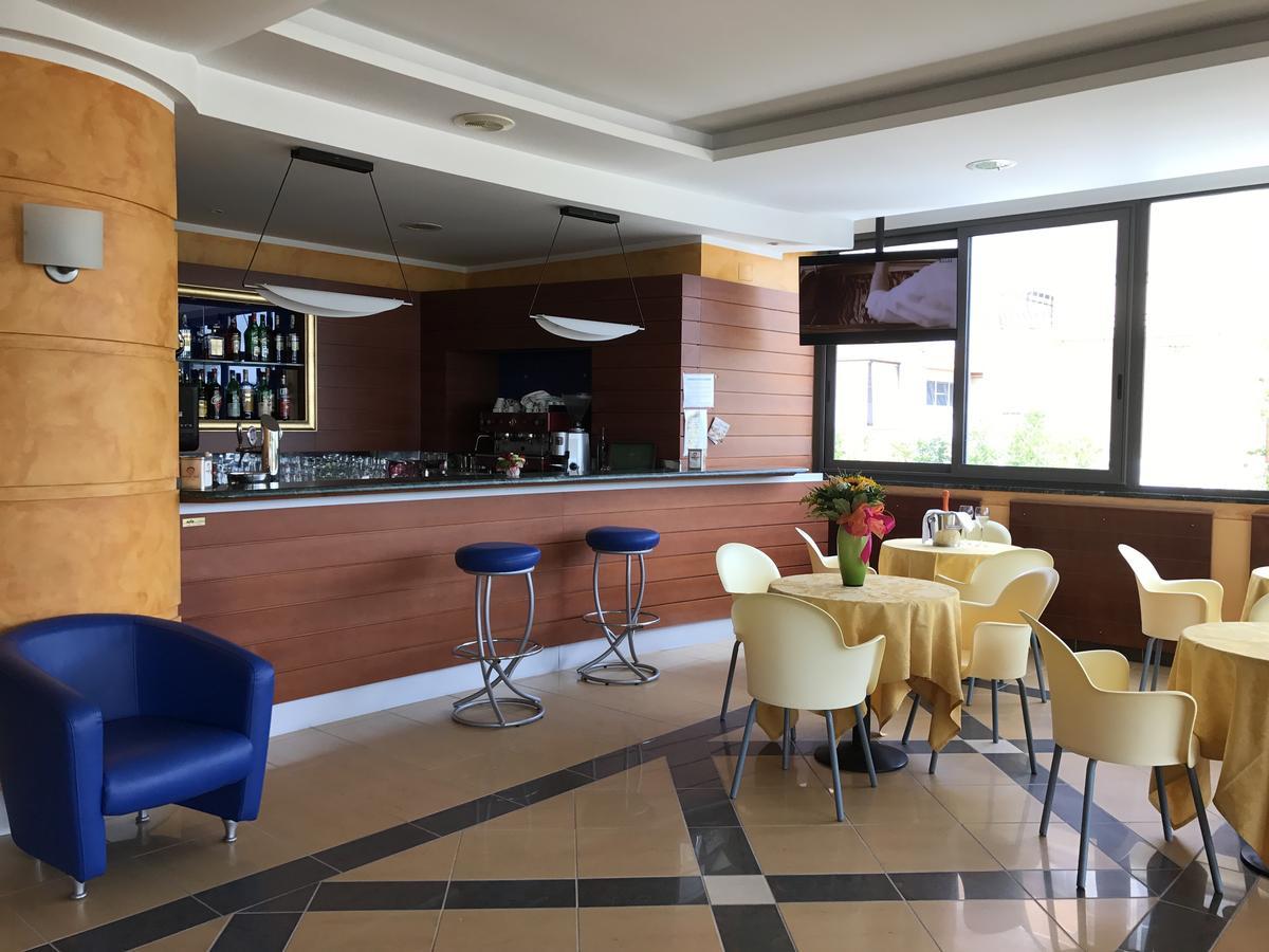 Hotel Atlas Alba Adriatica Bagian luar foto