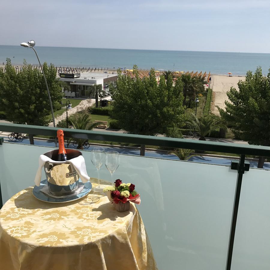 Hotel Atlas Alba Adriatica Bagian luar foto