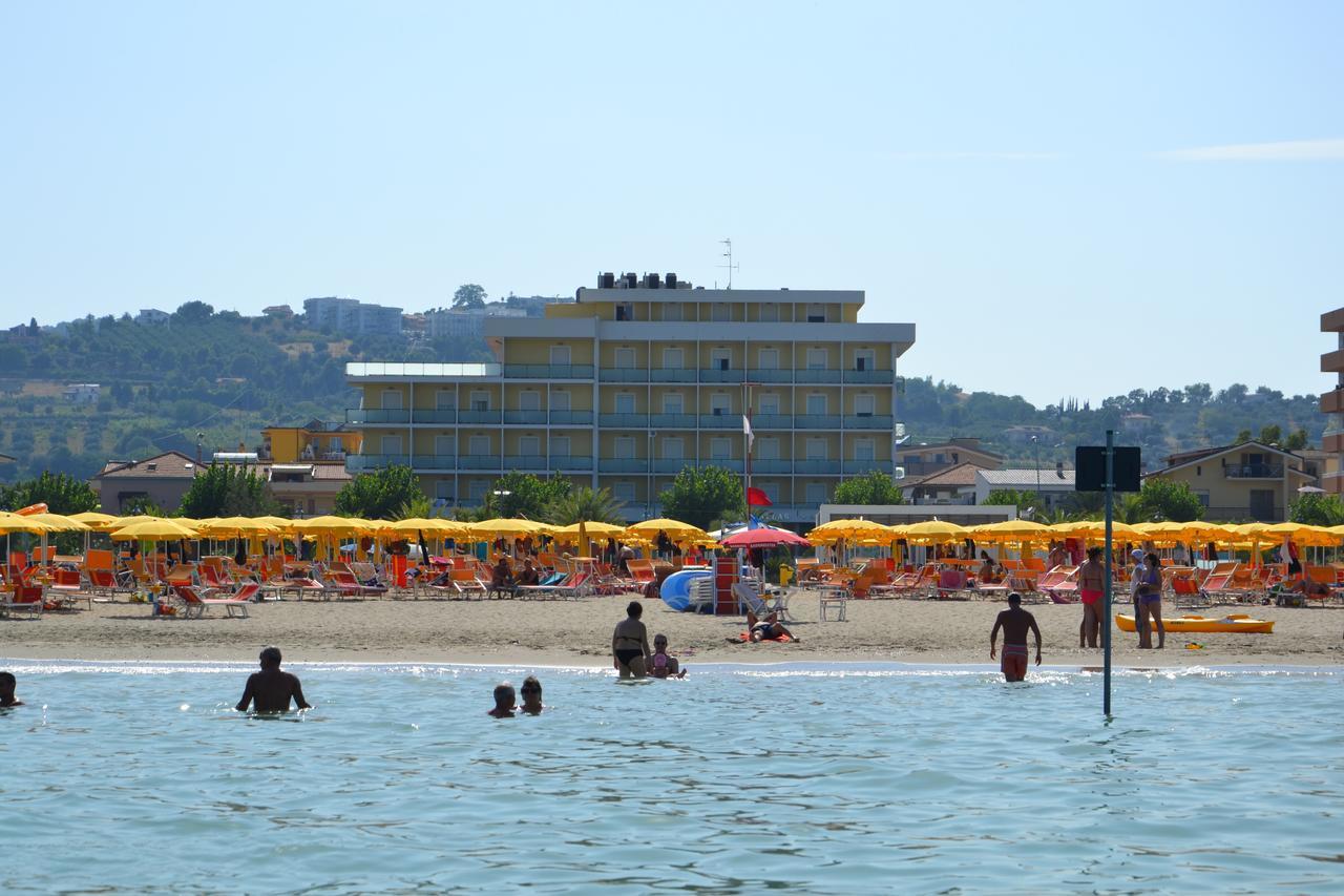Hotel Atlas Alba Adriatica Bagian luar foto