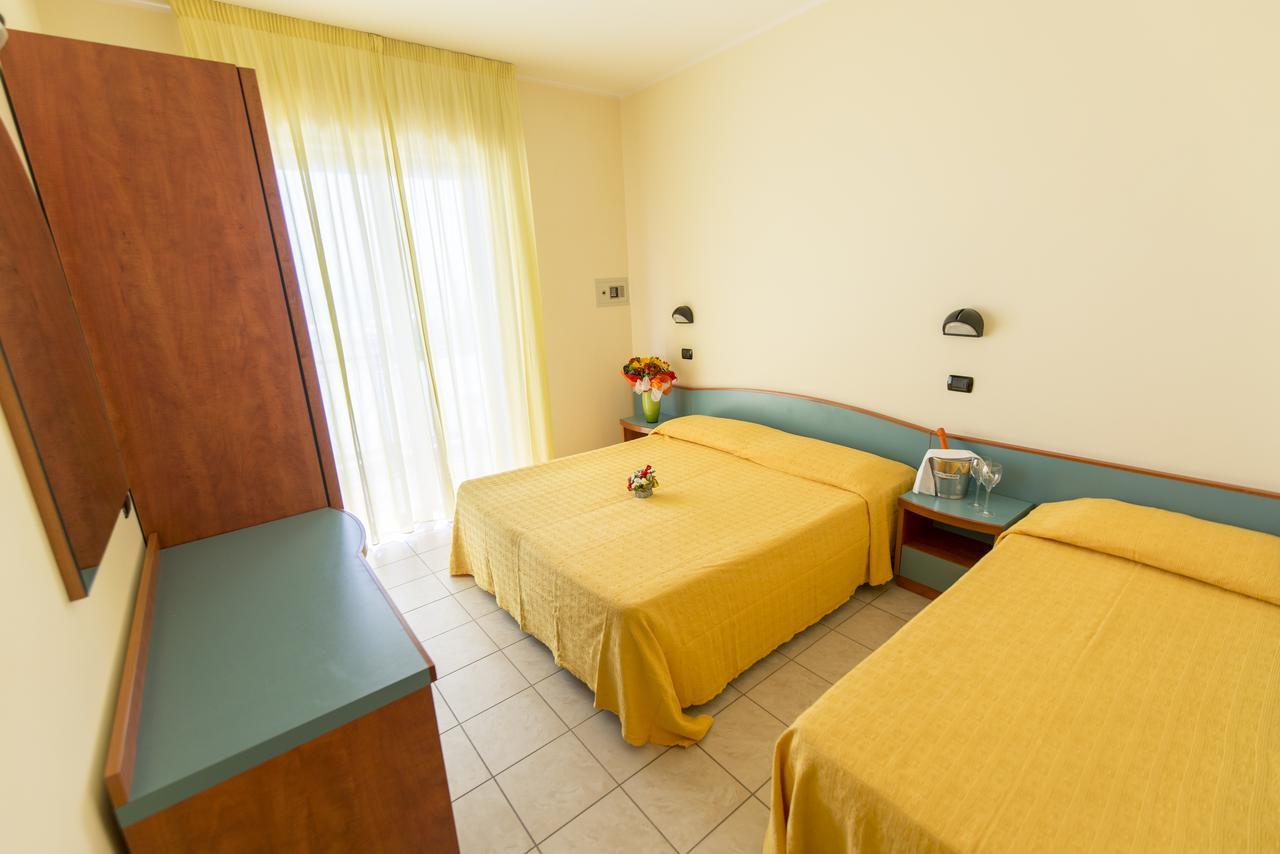 Hotel Atlas Alba Adriatica Bagian luar foto