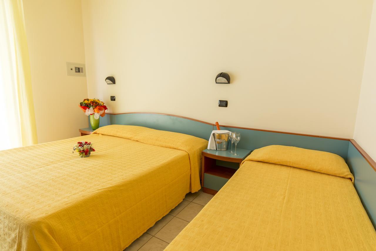 Hotel Atlas Alba Adriatica Bagian luar foto