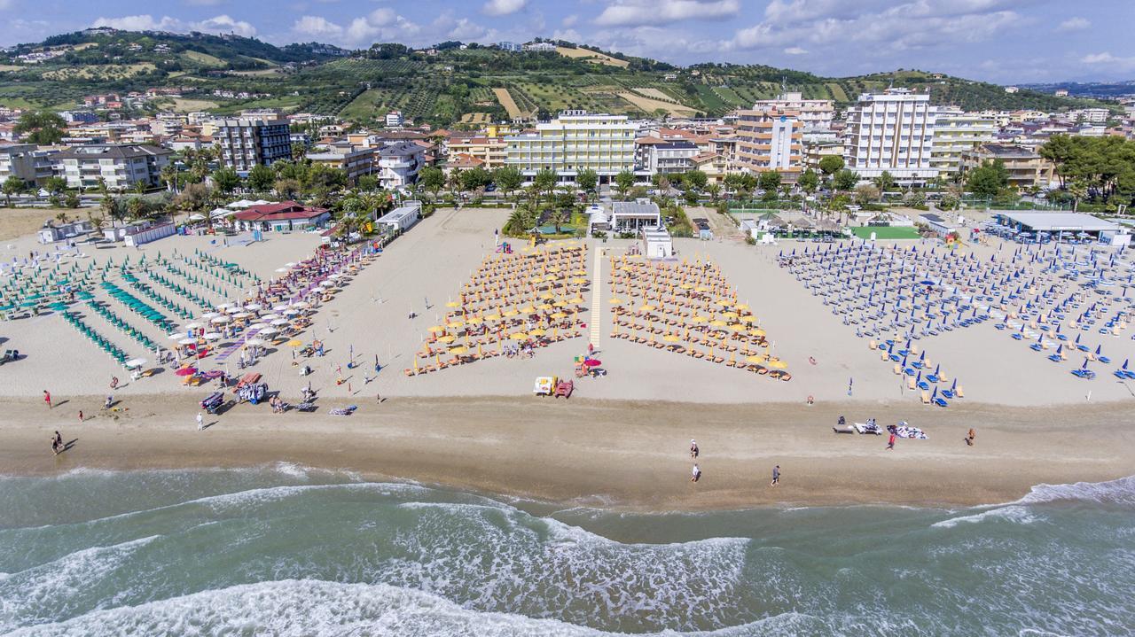 Hotel Atlas Alba Adriatica Bagian luar foto