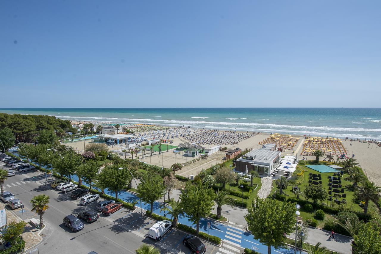 Hotel Atlas Alba Adriatica Bagian luar foto