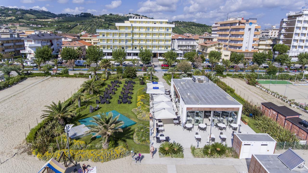 Hotel Atlas Alba Adriatica Bagian luar foto