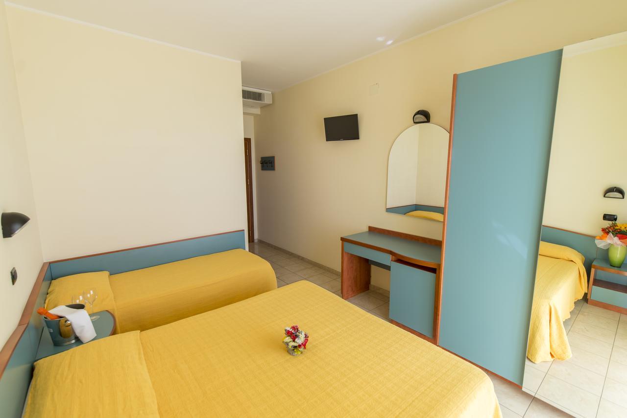 Hotel Atlas Alba Adriatica Bagian luar foto