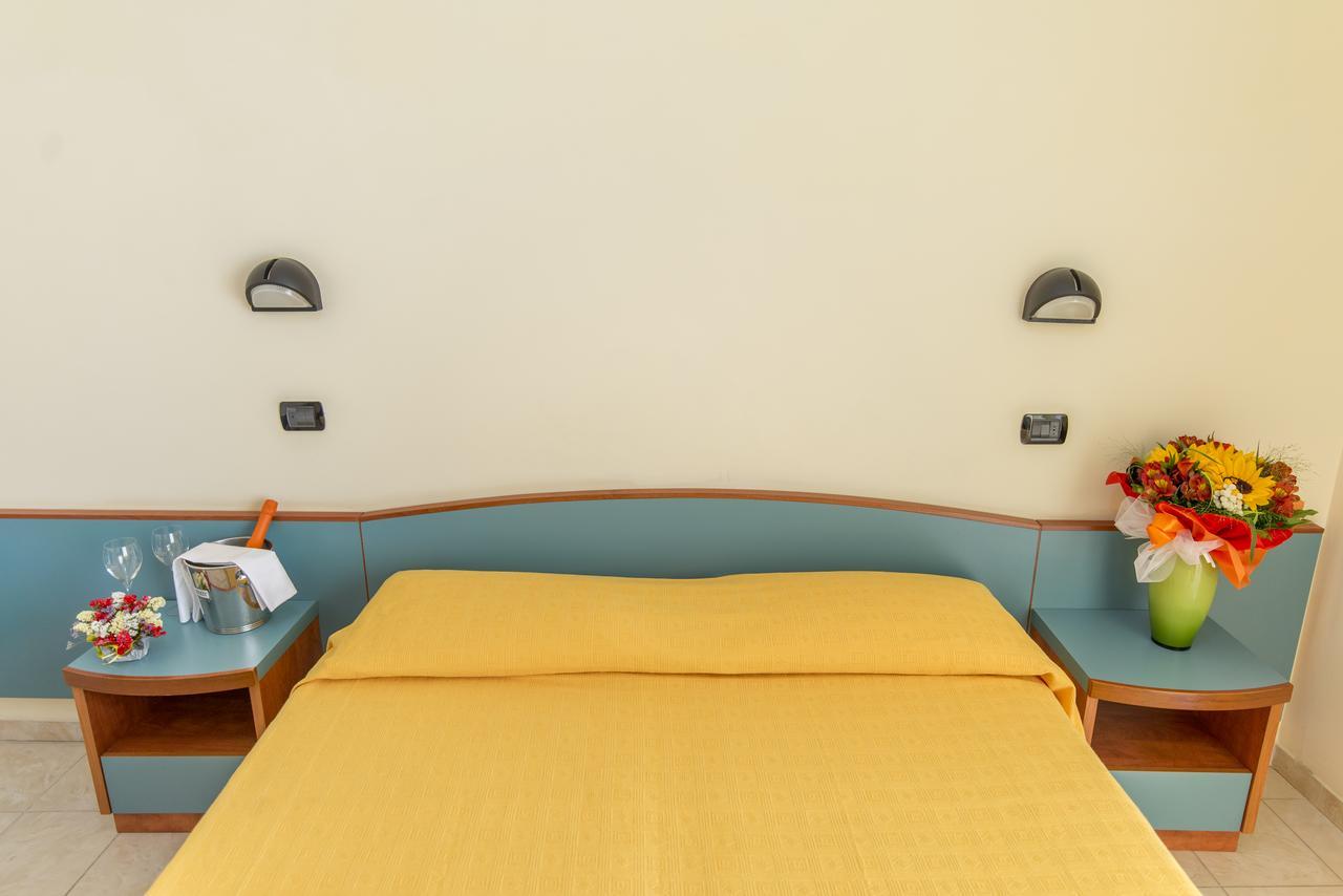 Hotel Atlas Alba Adriatica Bagian luar foto