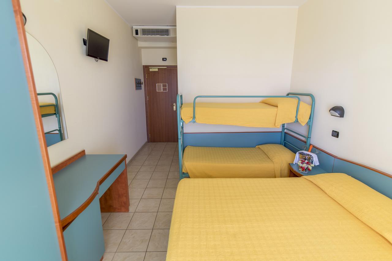 Hotel Atlas Alba Adriatica Bagian luar foto