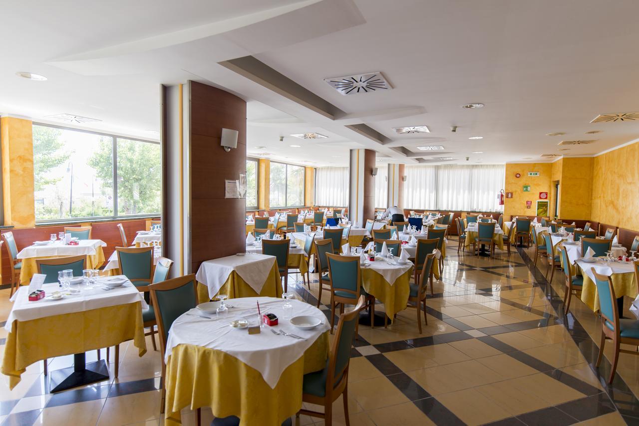 Hotel Atlas Alba Adriatica Bagian luar foto