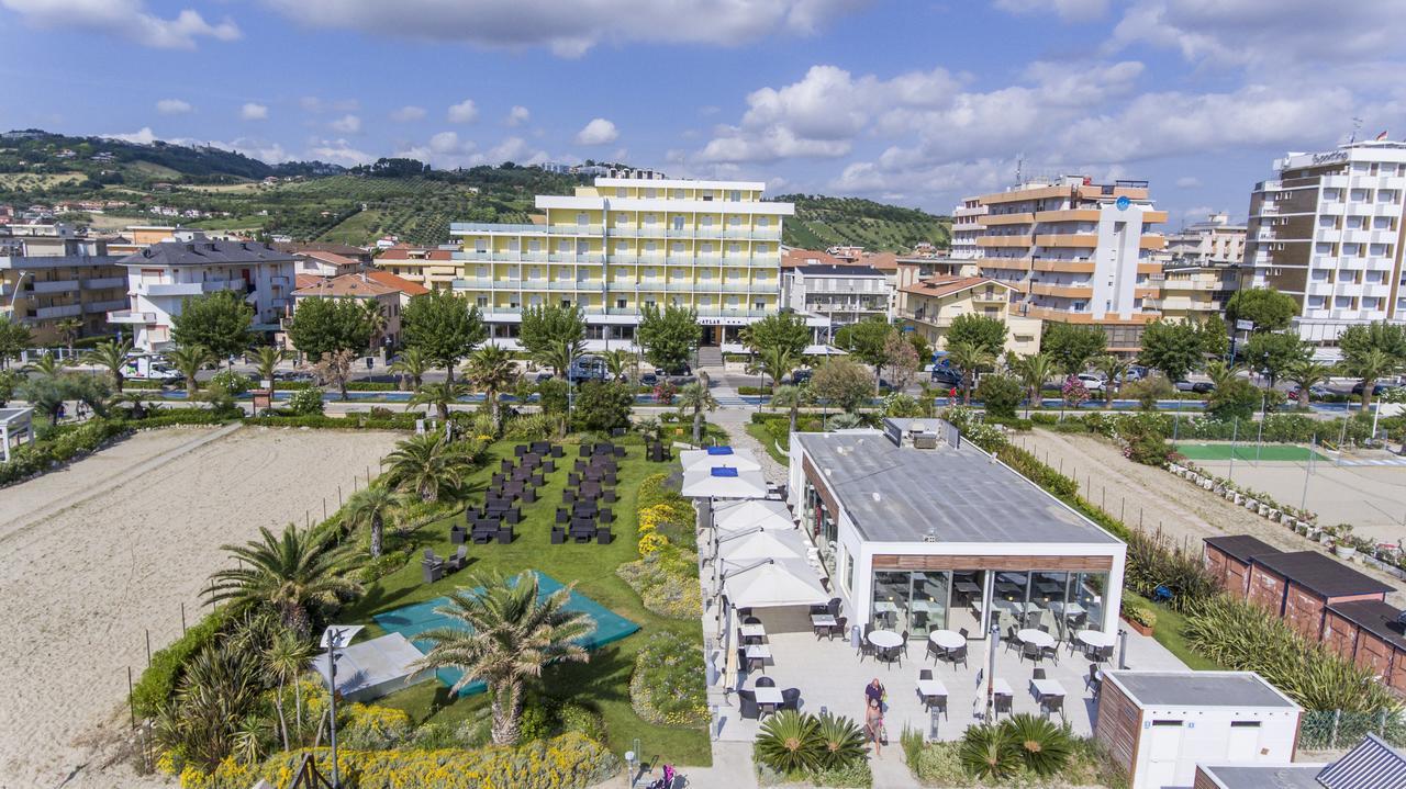 Hotel Atlas Alba Adriatica Bagian luar foto