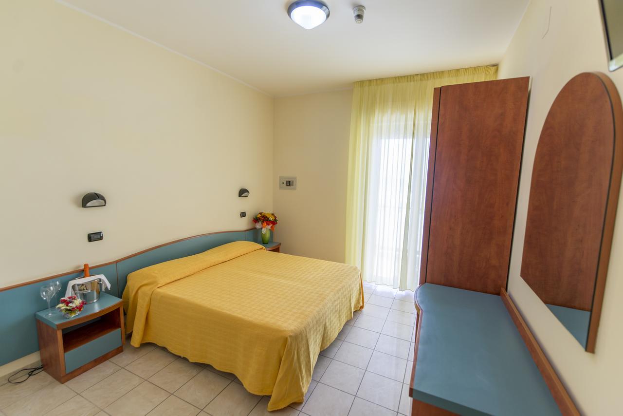 Hotel Atlas Alba Adriatica Bagian luar foto