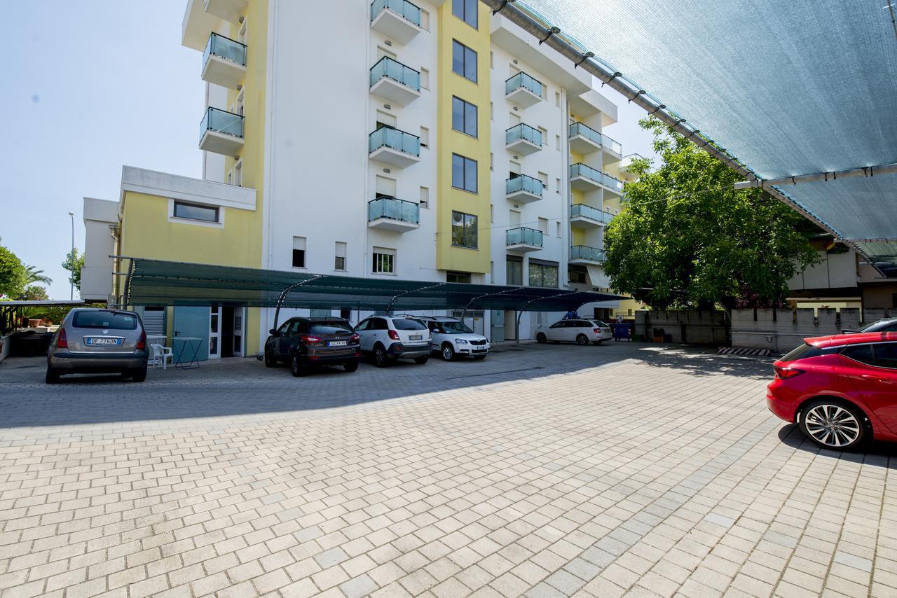 Hotel Atlas Alba Adriatica Bagian luar foto