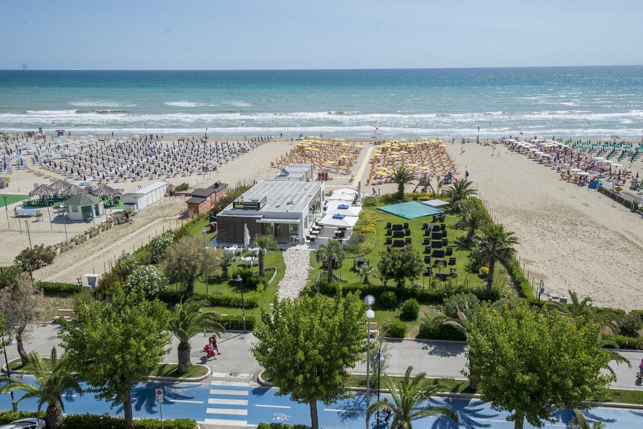 Hotel Atlas Alba Adriatica Bagian luar foto